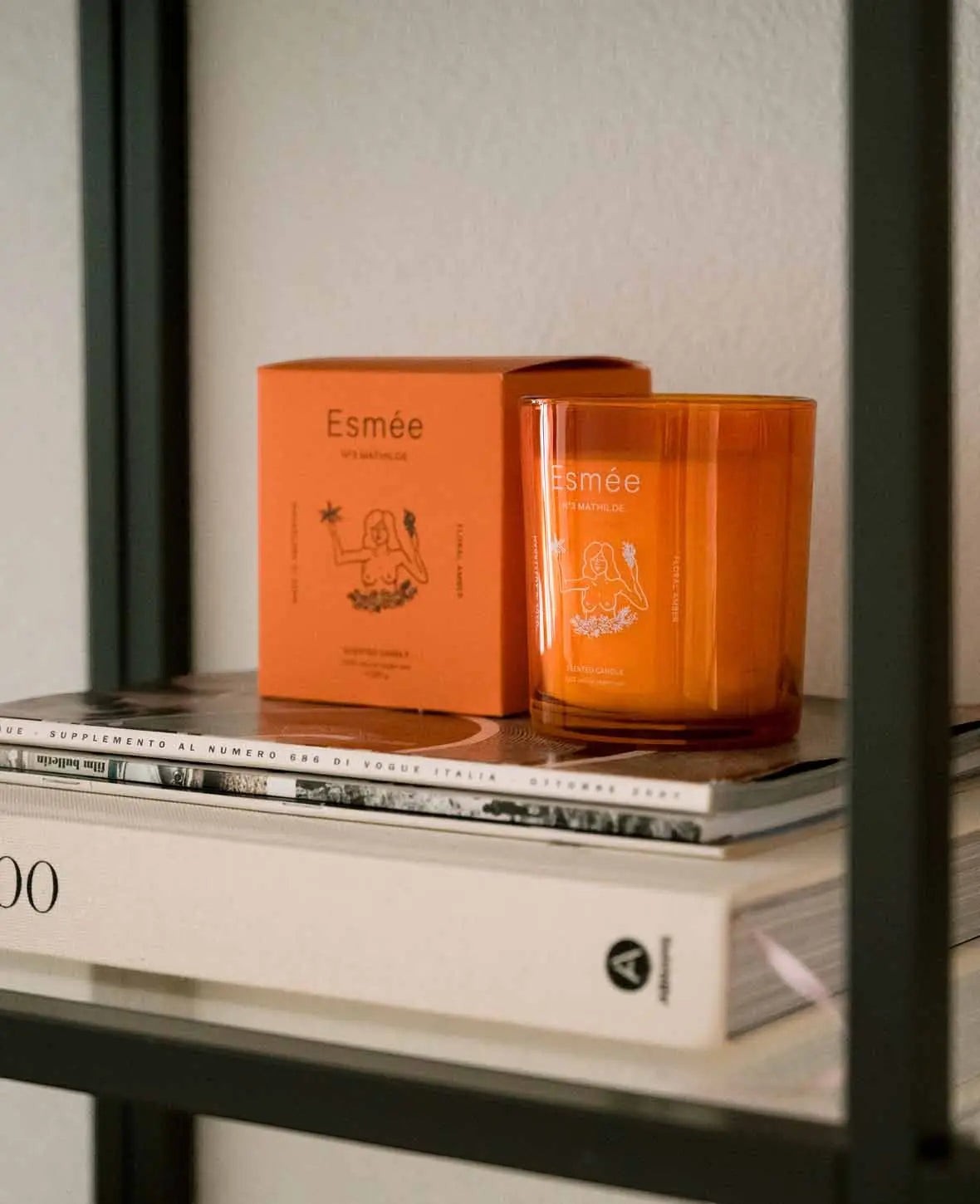 Esmée Premium Scents – N°3 Mathilde, Duftkerze mit Duftnote “Floral Amber”, 280 g, Orange