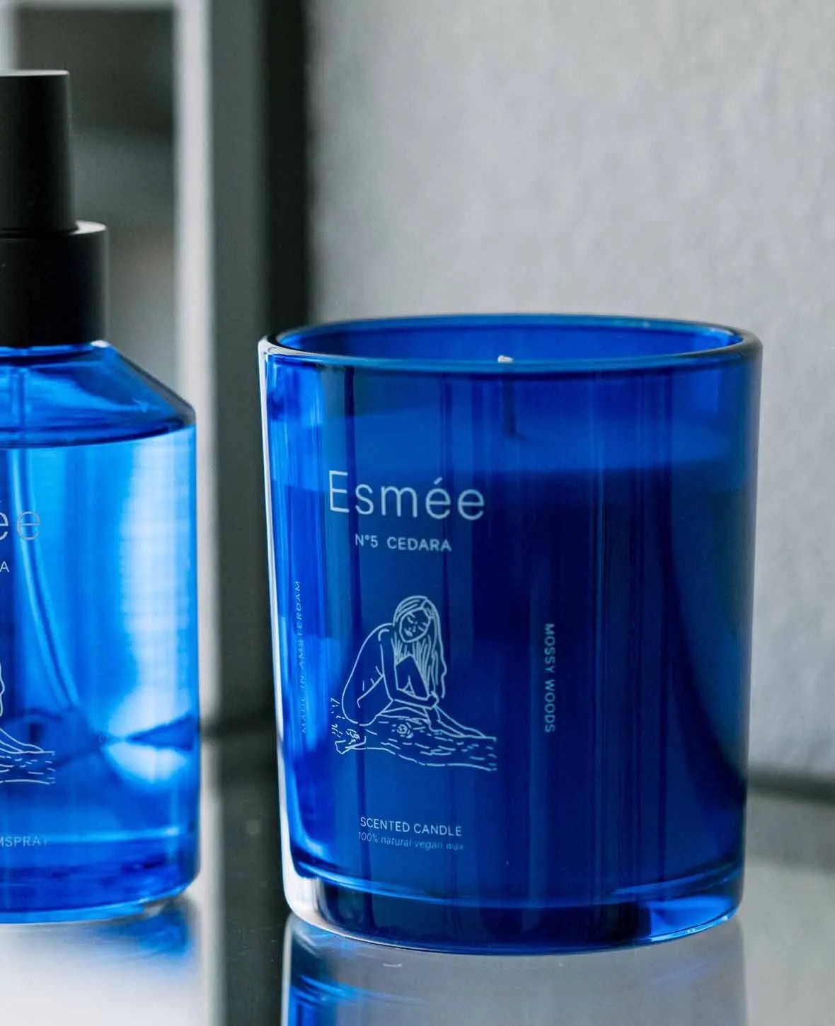Esmée Premium Scents - N°5 Cedara, Duftkerze mit Duftnote "Mossy Woods", 280 g, Blau