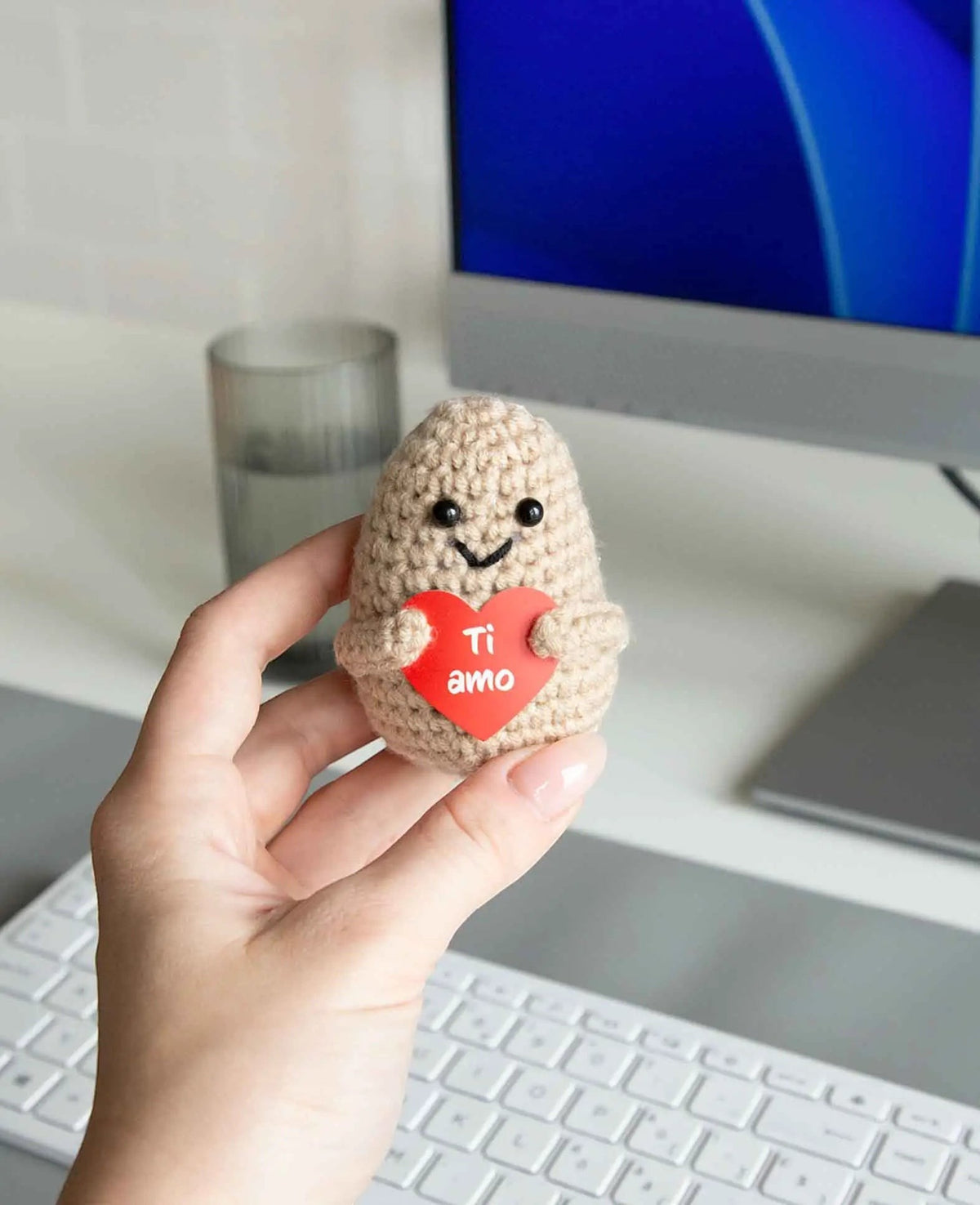 Positive Potato "Ti amo", Gehäkeltes Mini Plüschtier / Glücksbringer, Beige, ca. 7.5 x 4.5 cm