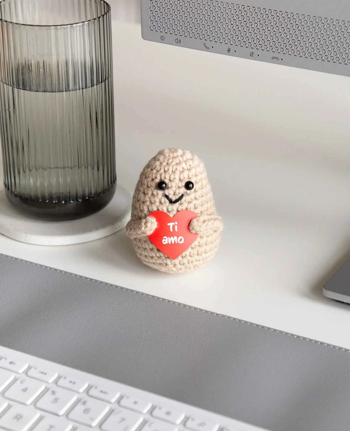 Positive Potato "Ti amo", Gehäkeltes Mini Plüschtier / Glücksbringer, Beige, ca. 7.5 x 4.5 cm
