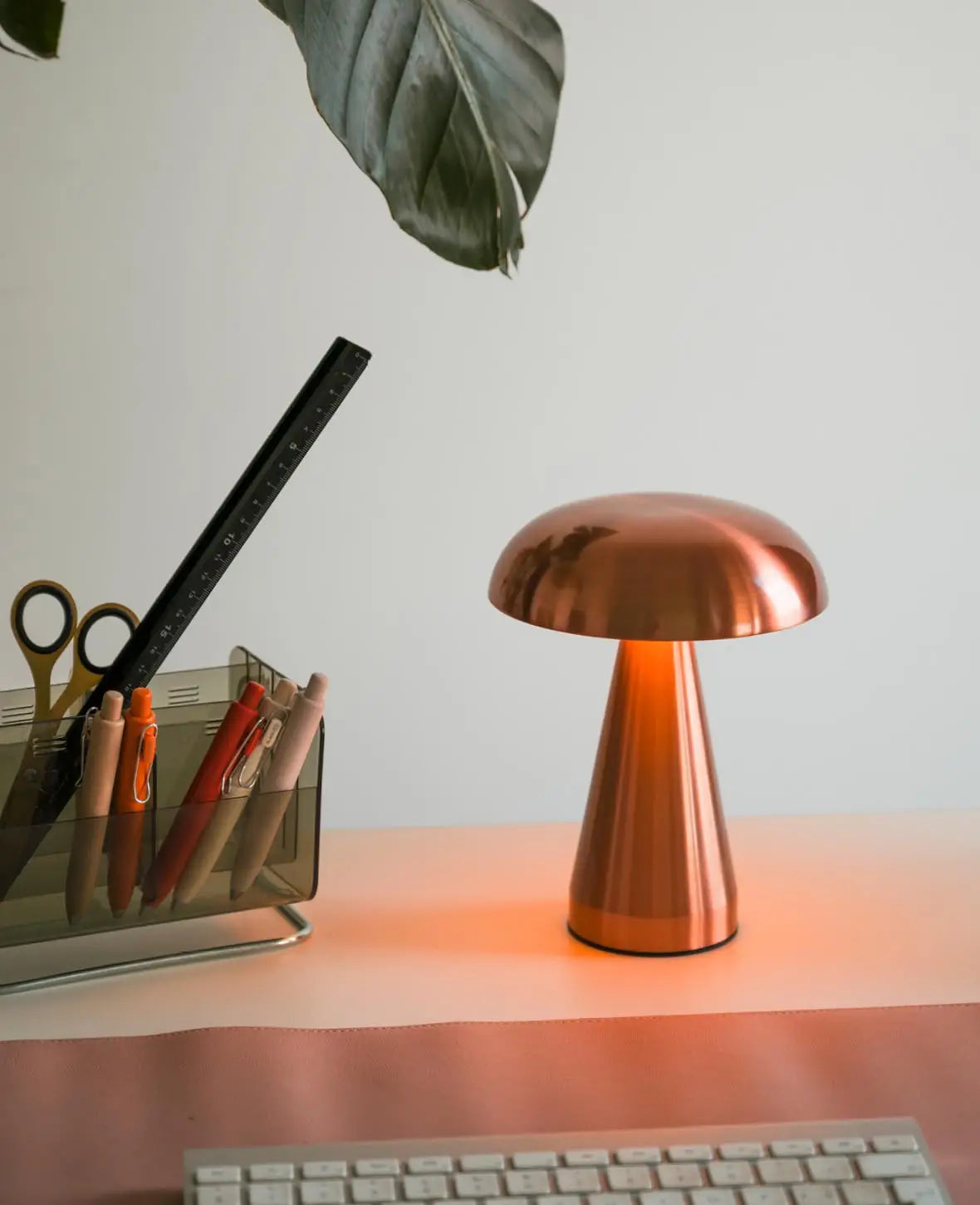 LED Tischlampe in Roségold in moderner Pilzform