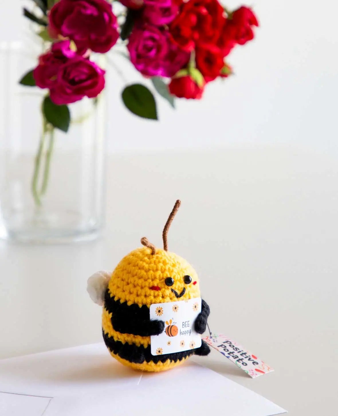 Positive Bee "Bee happy", Gehäkeltes Mini Plüschtier / Glücksbringer, Gelb, ca. 7.5 x 7.5 cm