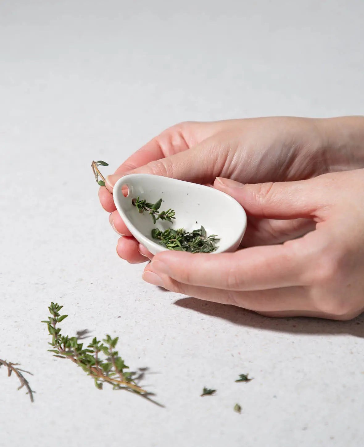 Kräuterabstreifer aus Steingut, Beige