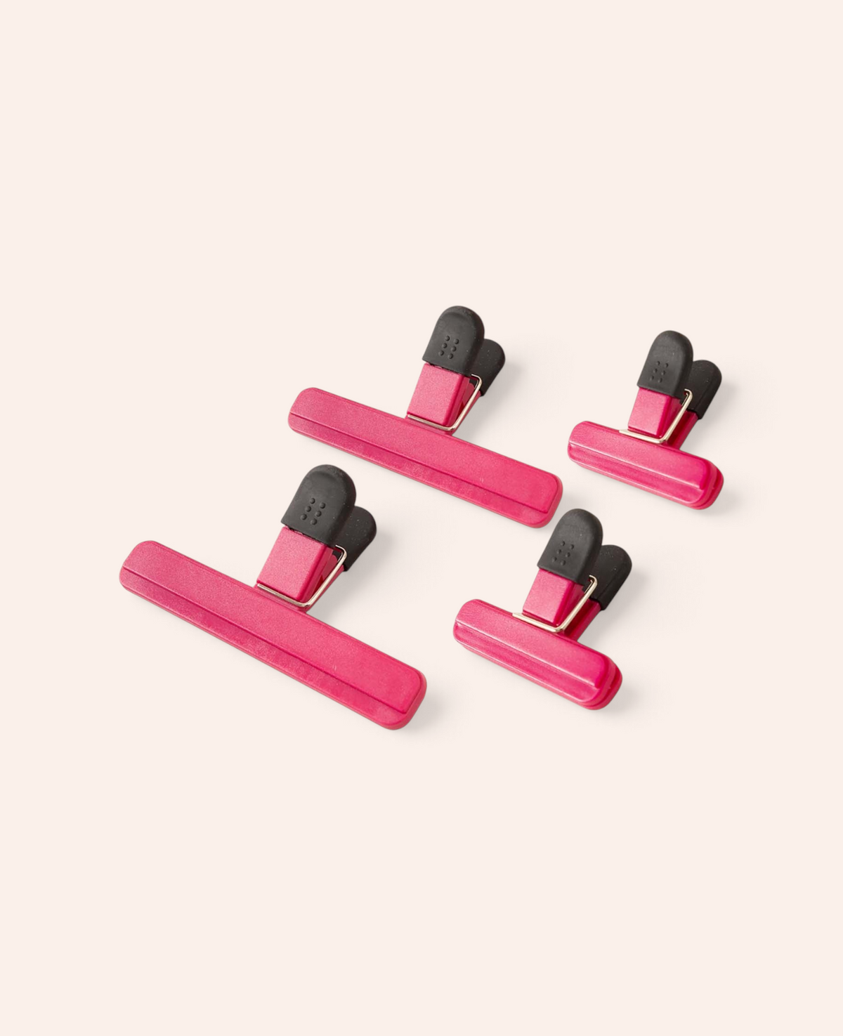 Esmée Set aus 4 pinken Tütenclips in zwei Grössen mit rutschfesten schwarzen Griffflächen zum Frischhalten