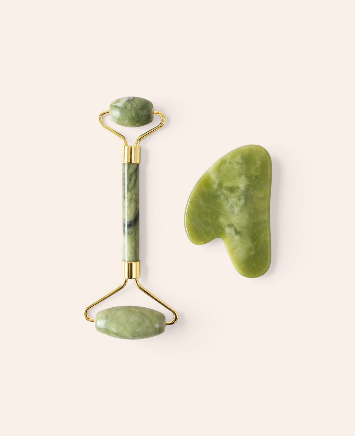 Esmée Jade Massage Roller und Gua Sha Set aus natürlichem grünem Stein für eine entspannende Gesichtsmassage