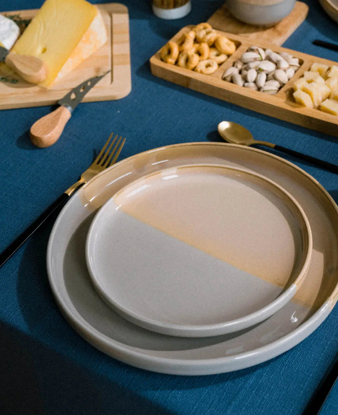 Service de vaisselle deux couleurs, gris/beige, 16 pièces.
