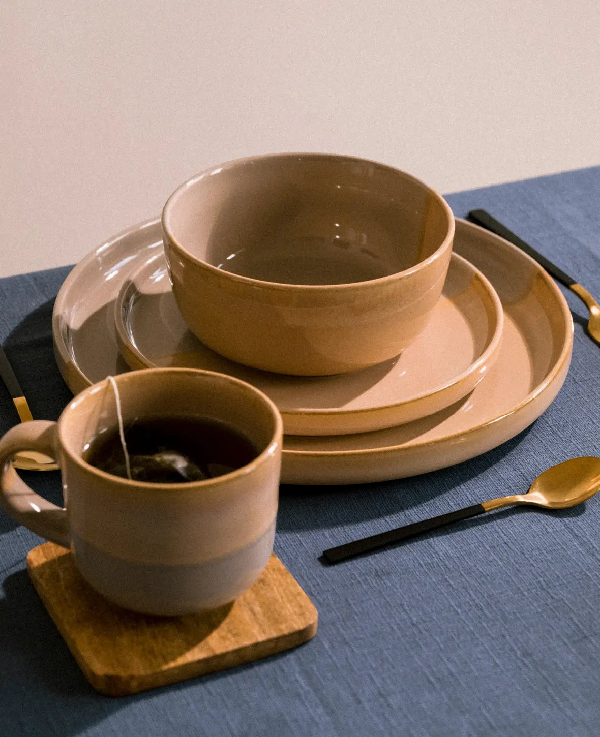 Esmée Tischdecke aus blauer Baumwolle gedeckt mit beigen Keramikschalen und Tellern auf einem Esstisch
