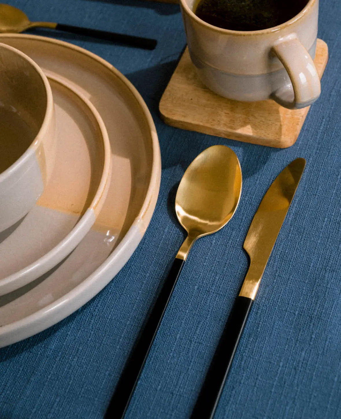Coffret de couverts, or-noir, 16 pièces