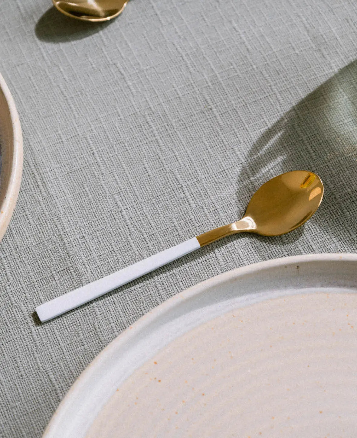 Set de couverts, or et blanc, 16 pièces.