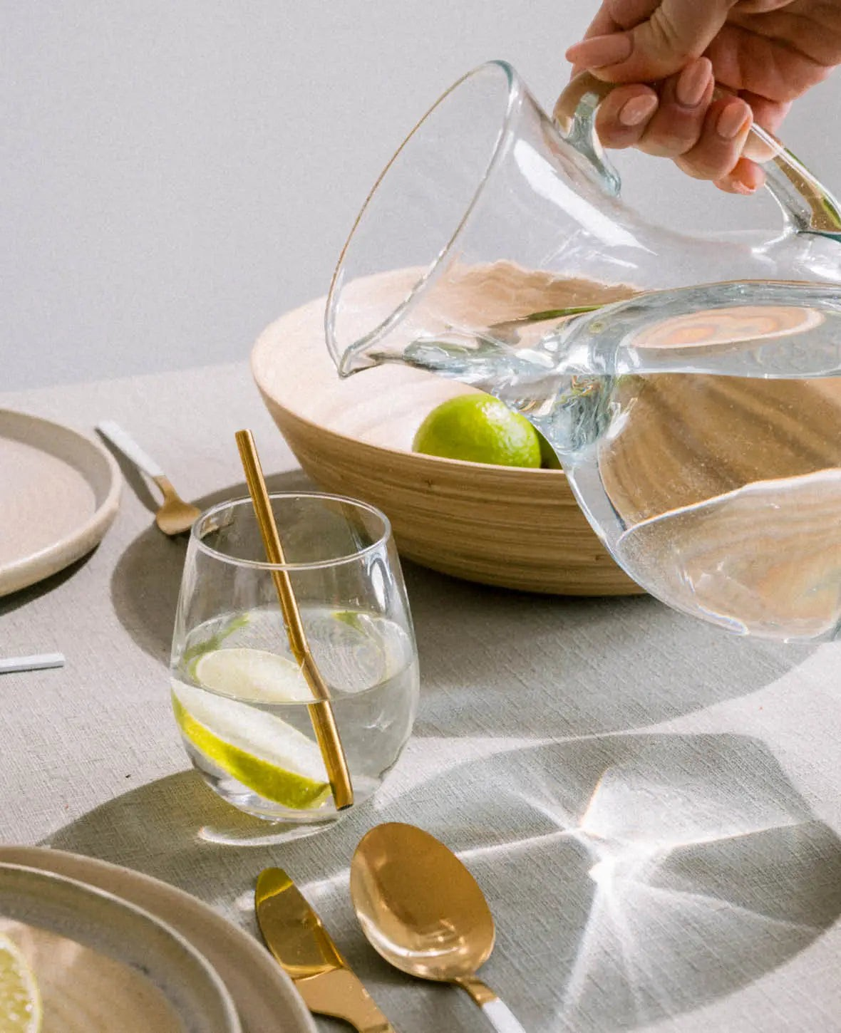 Esmée Glaskrug aus klarem Glas mit 1,5 Litern Fassungsvermögen beim Einschenken von Wasser in ein Glas