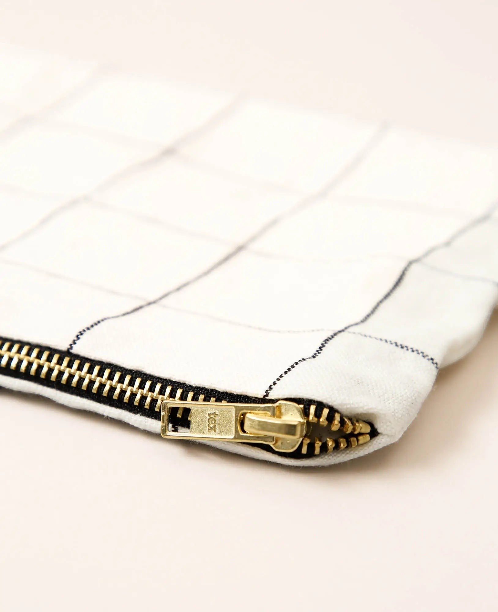 Necessaire / Kulturbeutel / Etui "Milou" aus weissem, kariertem Baumwoll-Leinenmix, 18 cm x 24 cm