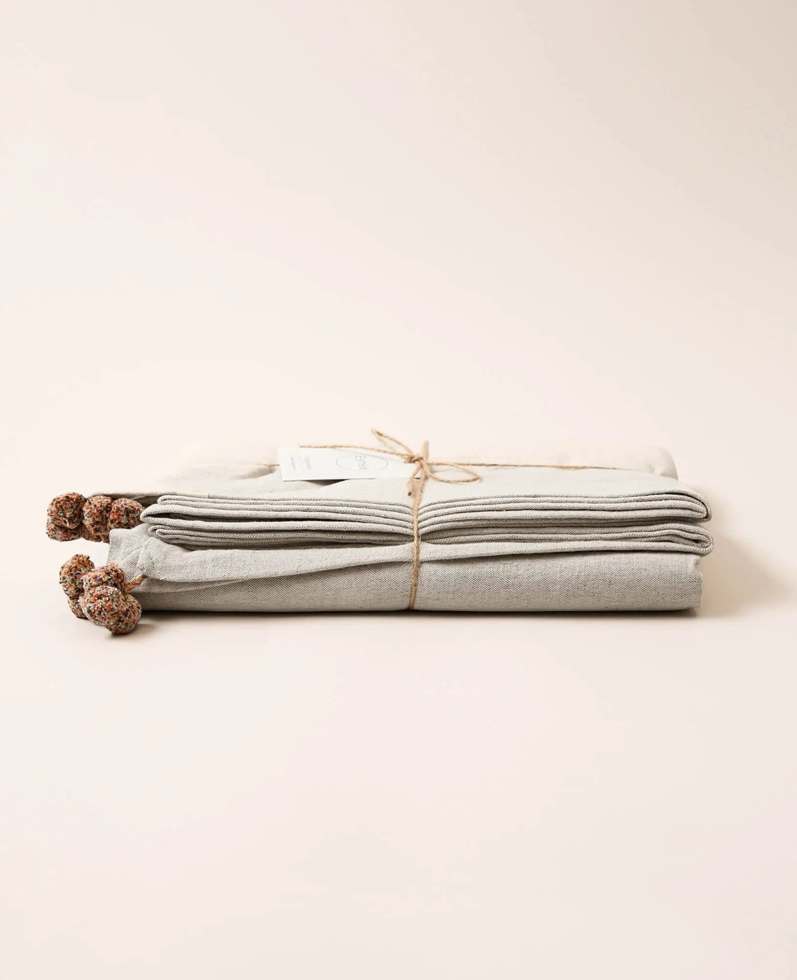 Tischdecke / Tischtuch "Cleo" aus naturfarbenem Baumwoll-Leinenmix mit Pompoms, 140 cm x 250 cm