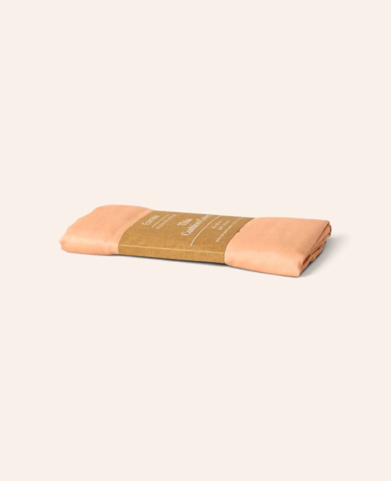 "Thia Soft Peach" Kissenbezug / Duvetbezug aus pfirsichfarbenem / Altrosa Bio Baumwoll-Satin, 65 x 65 cm