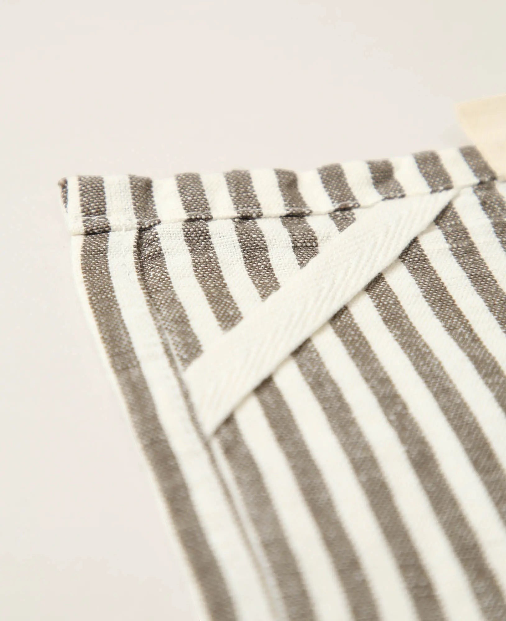 Küchentuch / Geschirrtuch "Louis" aus grau-weiss gestreiftem Baumwoll-Leinenmix, 45 cm x 70 cm