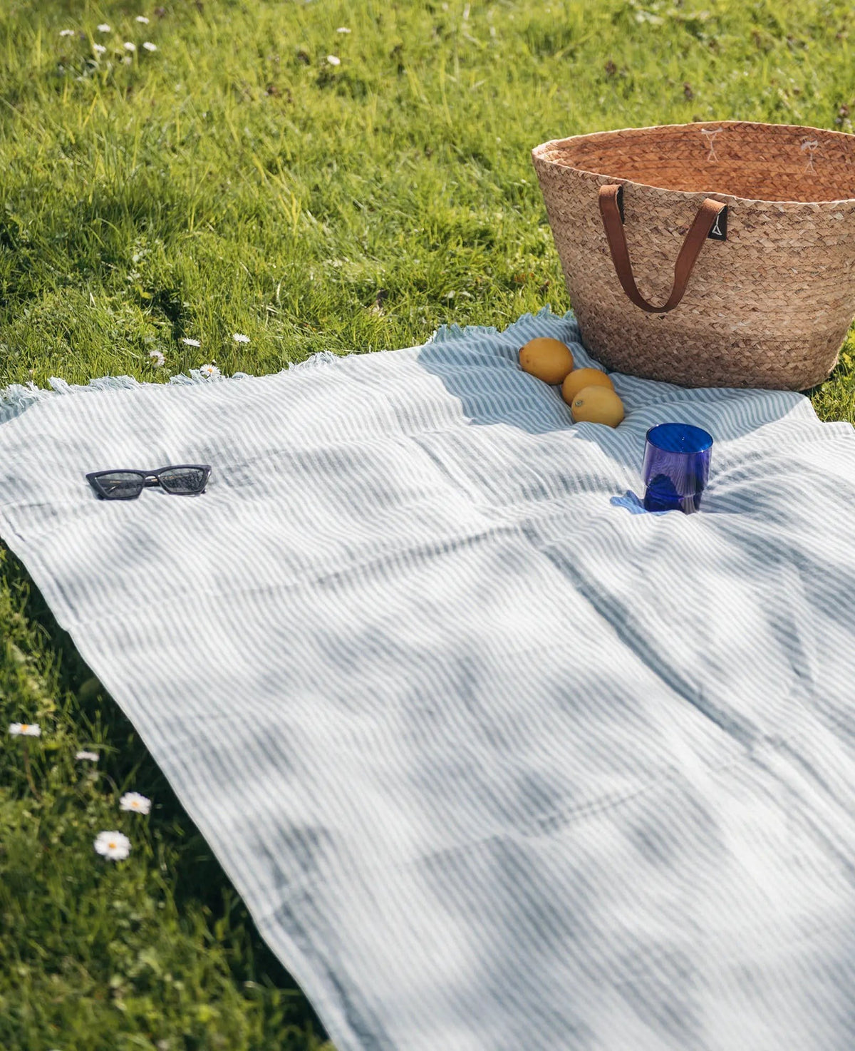 Hamamtuch / Strandtuch / Picknickdecke "Sol" aus blau-weiss gestreiftem Baumwoll-Leinenmix, 100 cm x 190 cm