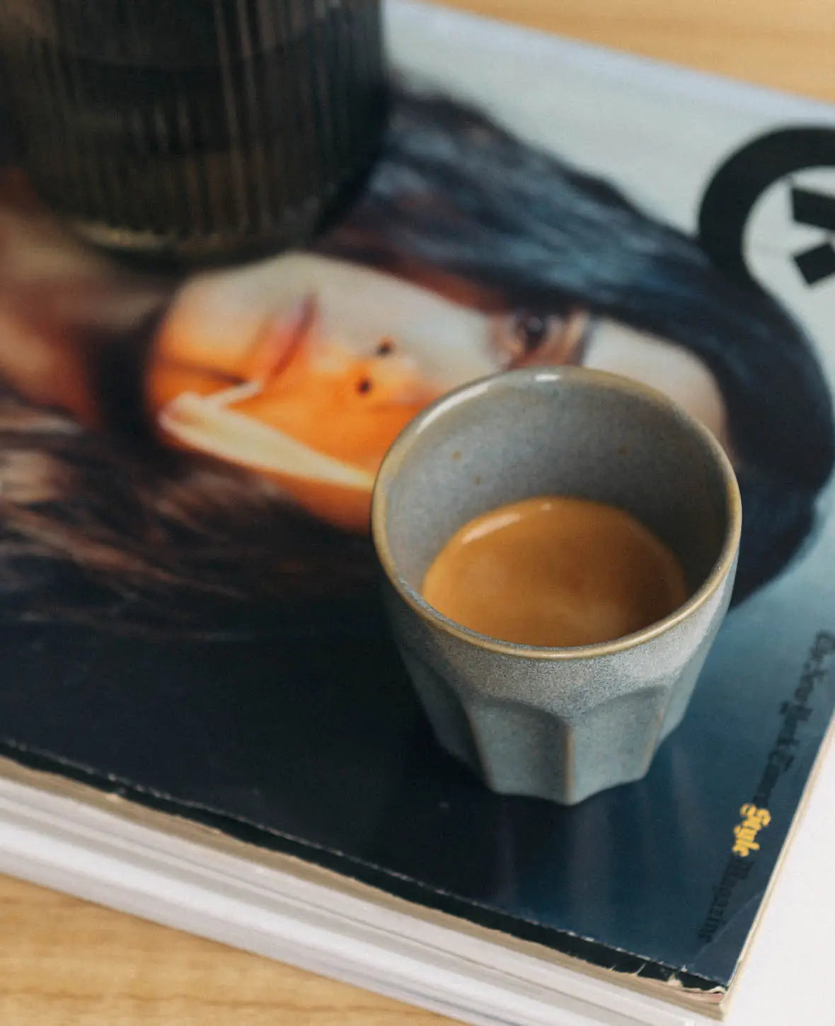 Handglasierte Tasse aus Steingut / Espressotasse in blau-grau, 90 ml, H 6.5 cm x Ø 6.5 cm