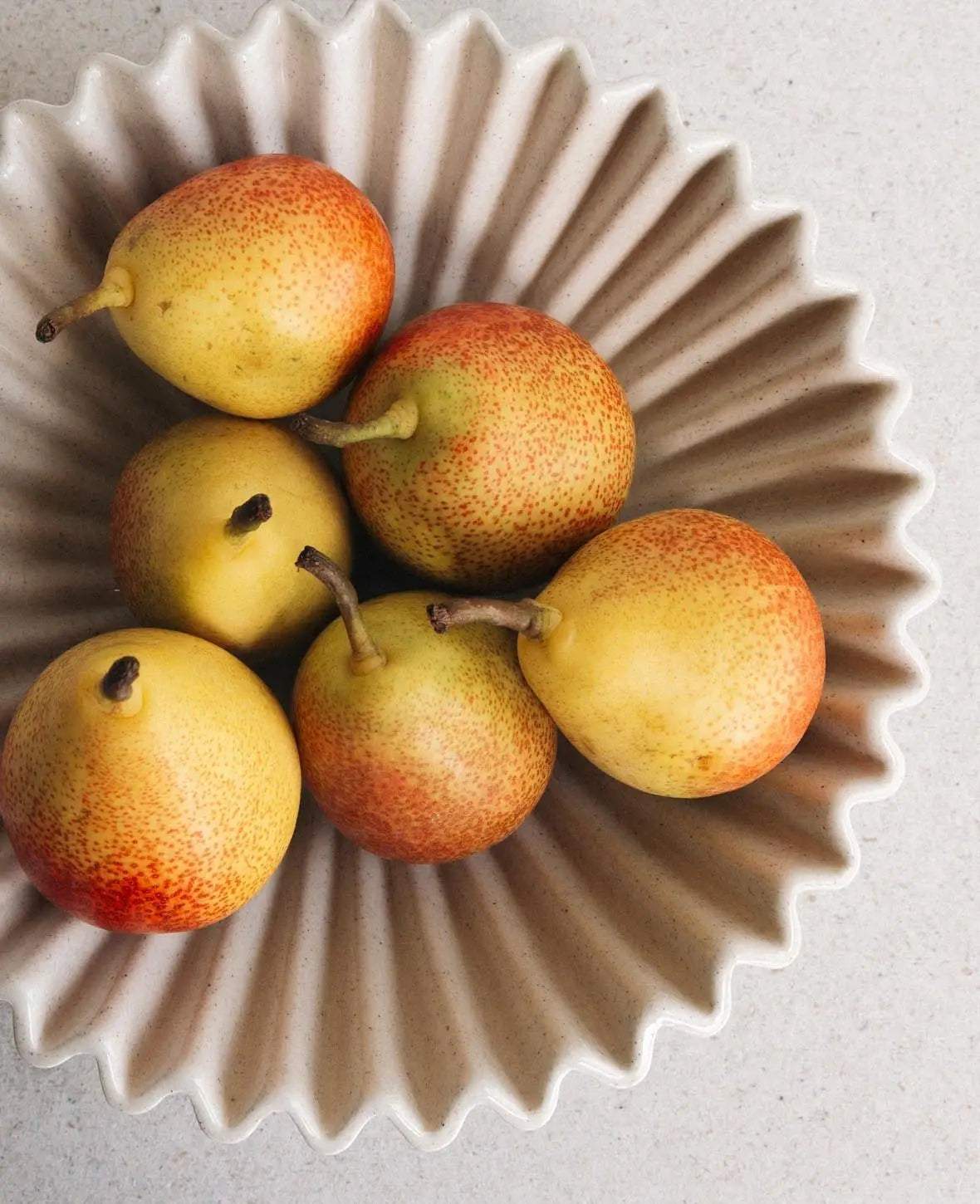 Fruchtschale / Obstschale "Shell", beige mit schwarzen Sprenkeln und glasierter Innenseite, Ø 26.5 cm
