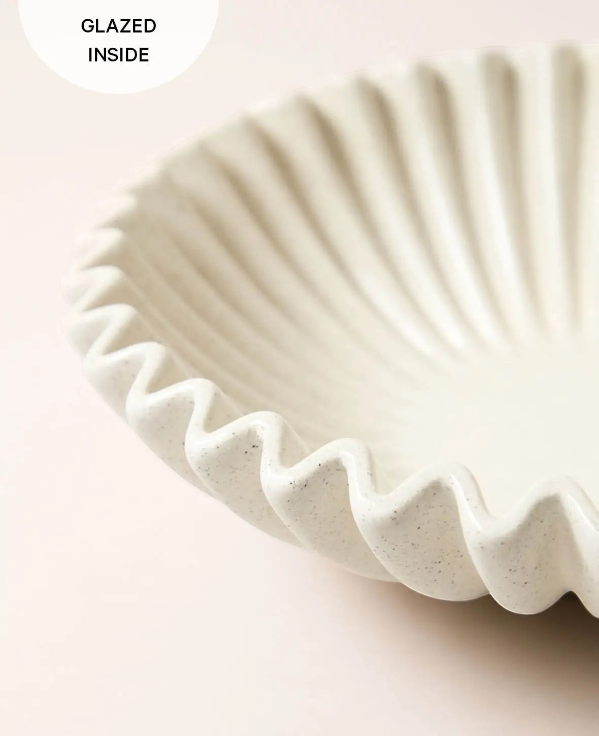Fruchtschale / Obstschale "Shell", beige mit schwarzen Sprenkeln und glasierter Innenseite, Ø 26.5 cm