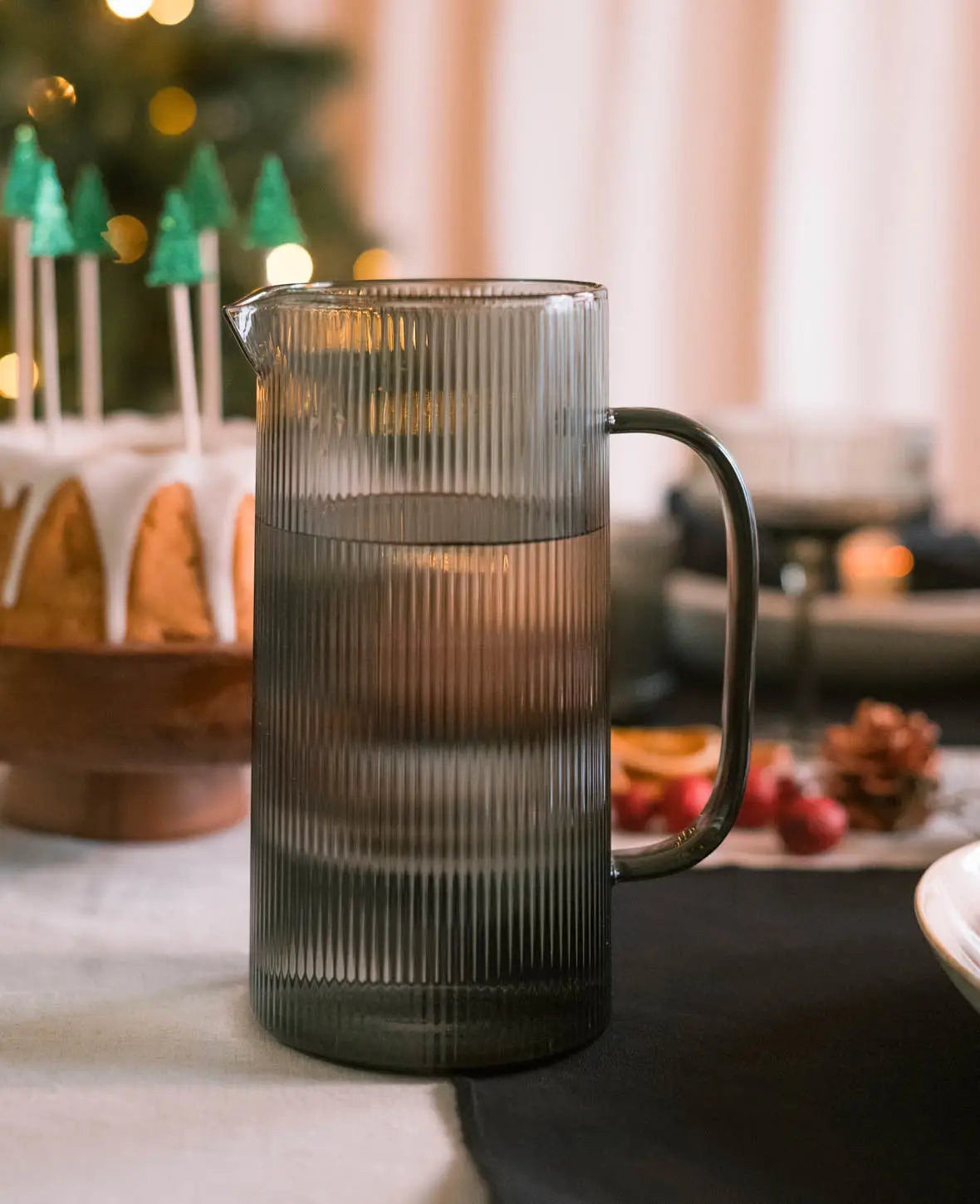 Krug "Oskar" aus grauem Glas mit Rillenstruktur, 1.6 L