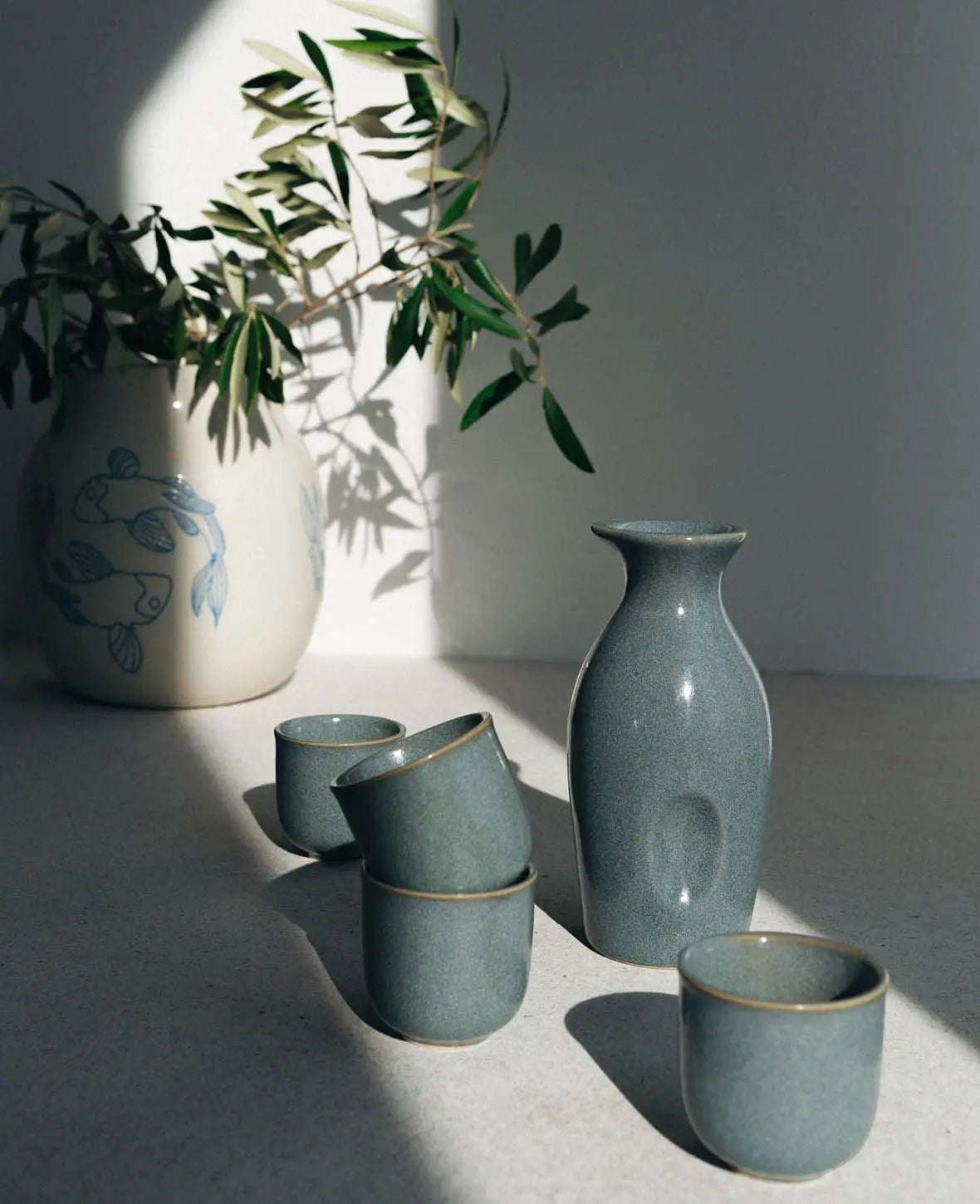 Blau-grau glasiertes Keramik Sake Set "Tsuki" mit Krug und 4 Bechern 3 dl / 50 ml