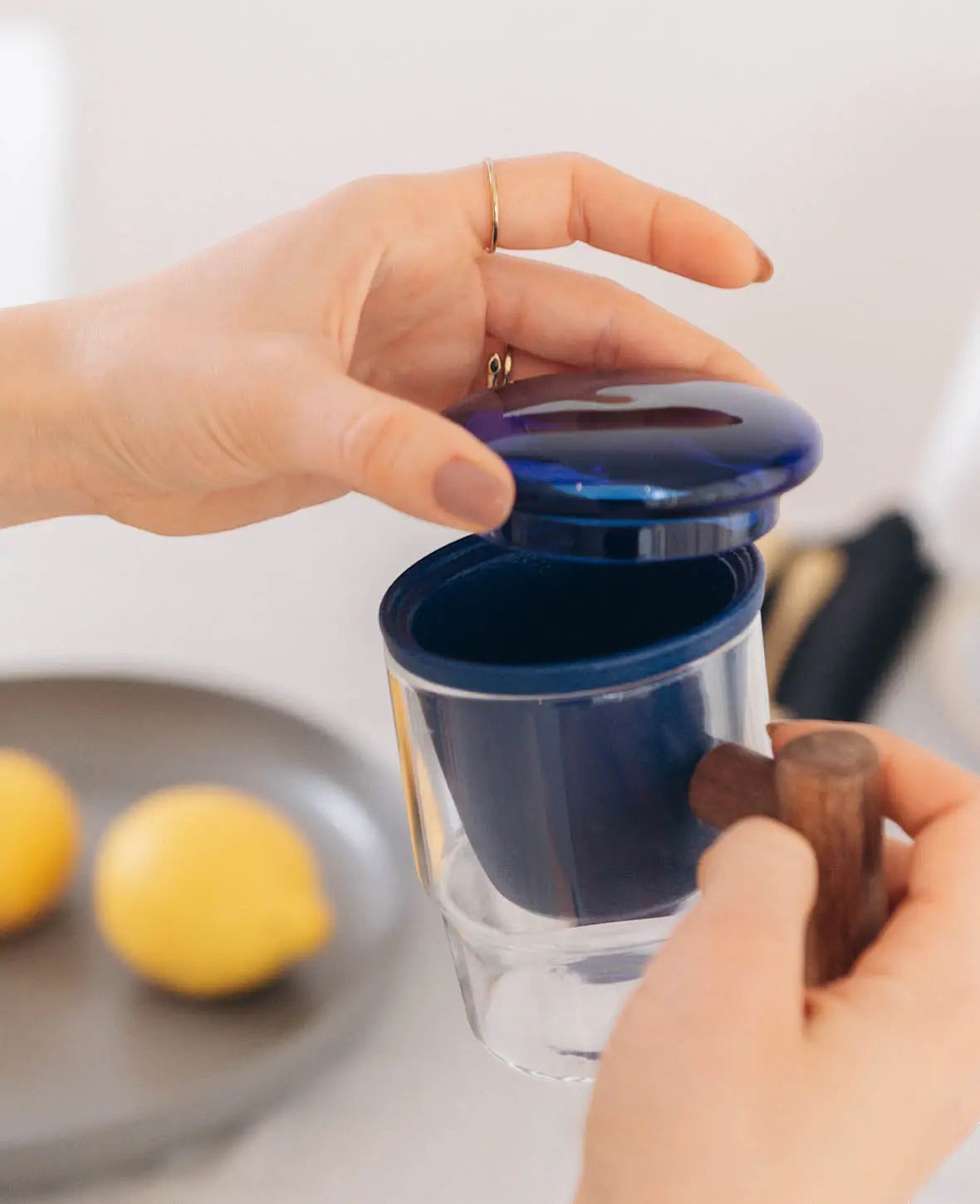 Teeglas / Tasse "Miro" mit blauem Teesieb und edlem Griff aus Walnussholz, 350ml