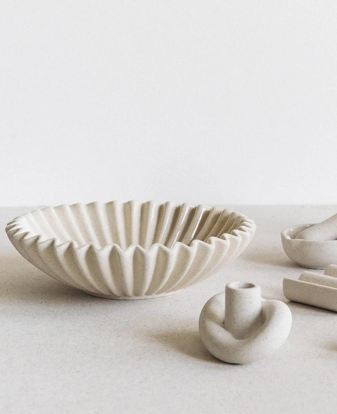 Fruchtschale / Obstschale "Shell", beige mit schwarzen Sprenkeln und glasierter Innenseite, Ø 26.5 cm