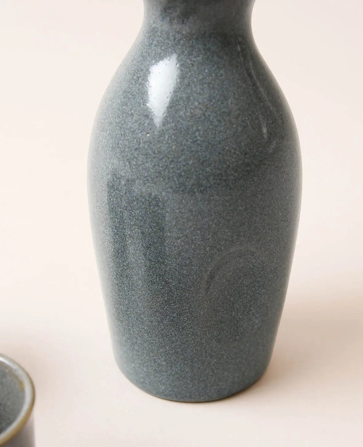 Blau-grau glasiertes Keramik Sake Set "Tsuki" mit Krug und 4 Bechern 3 dl / 50 ml