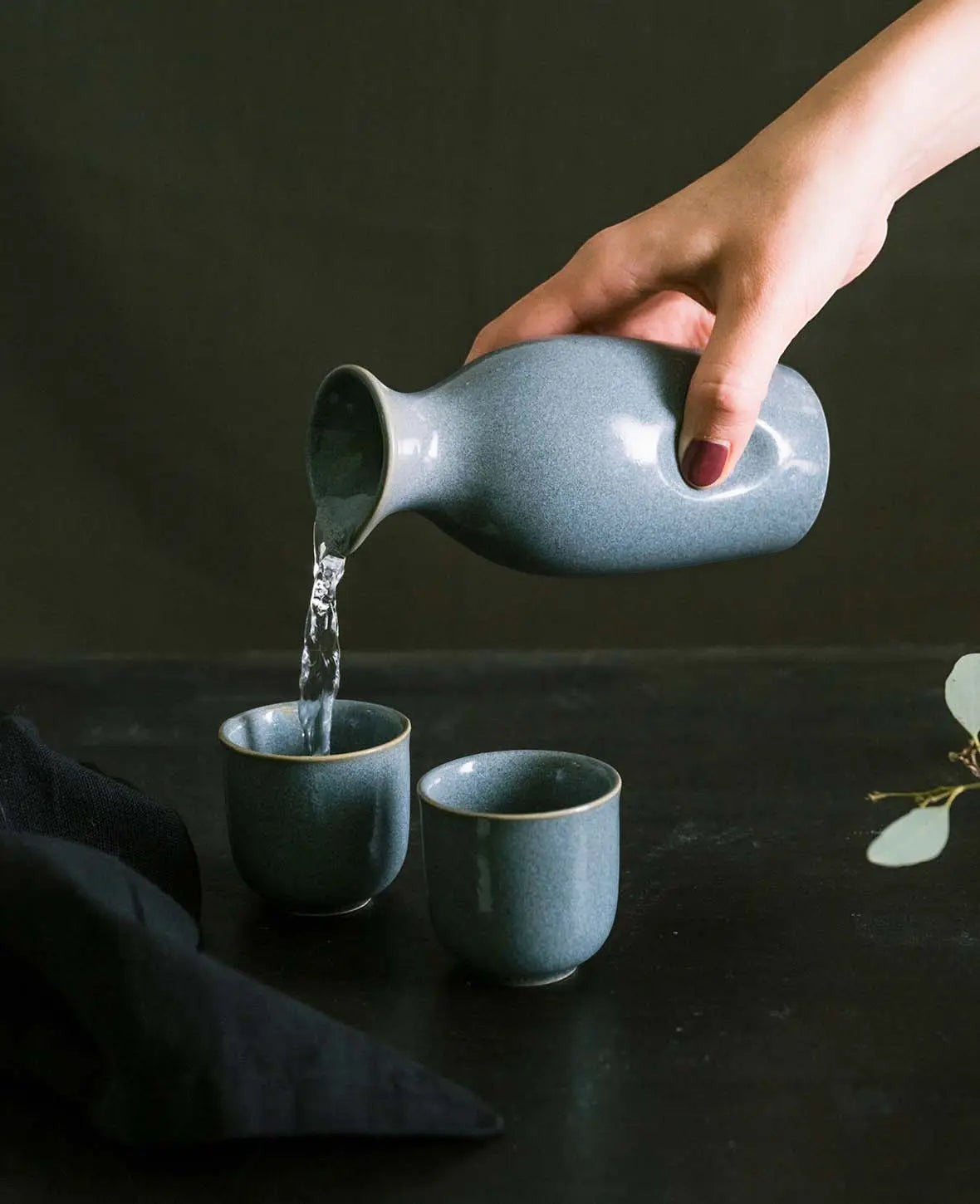 Blau-grau glasiertes Keramik Sake Set "Tsuki" mit Krug und 4 Bechern 3 dl / 50 ml