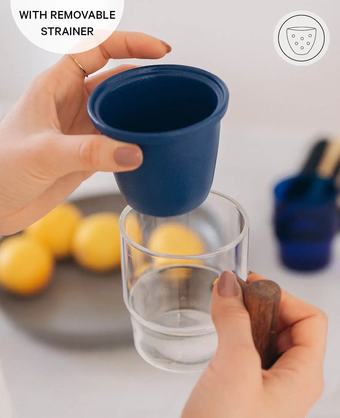 Teeglas / Tasse "Miro" mit blauem Teesieb und edlem Griff aus Walnussholz, 350ml