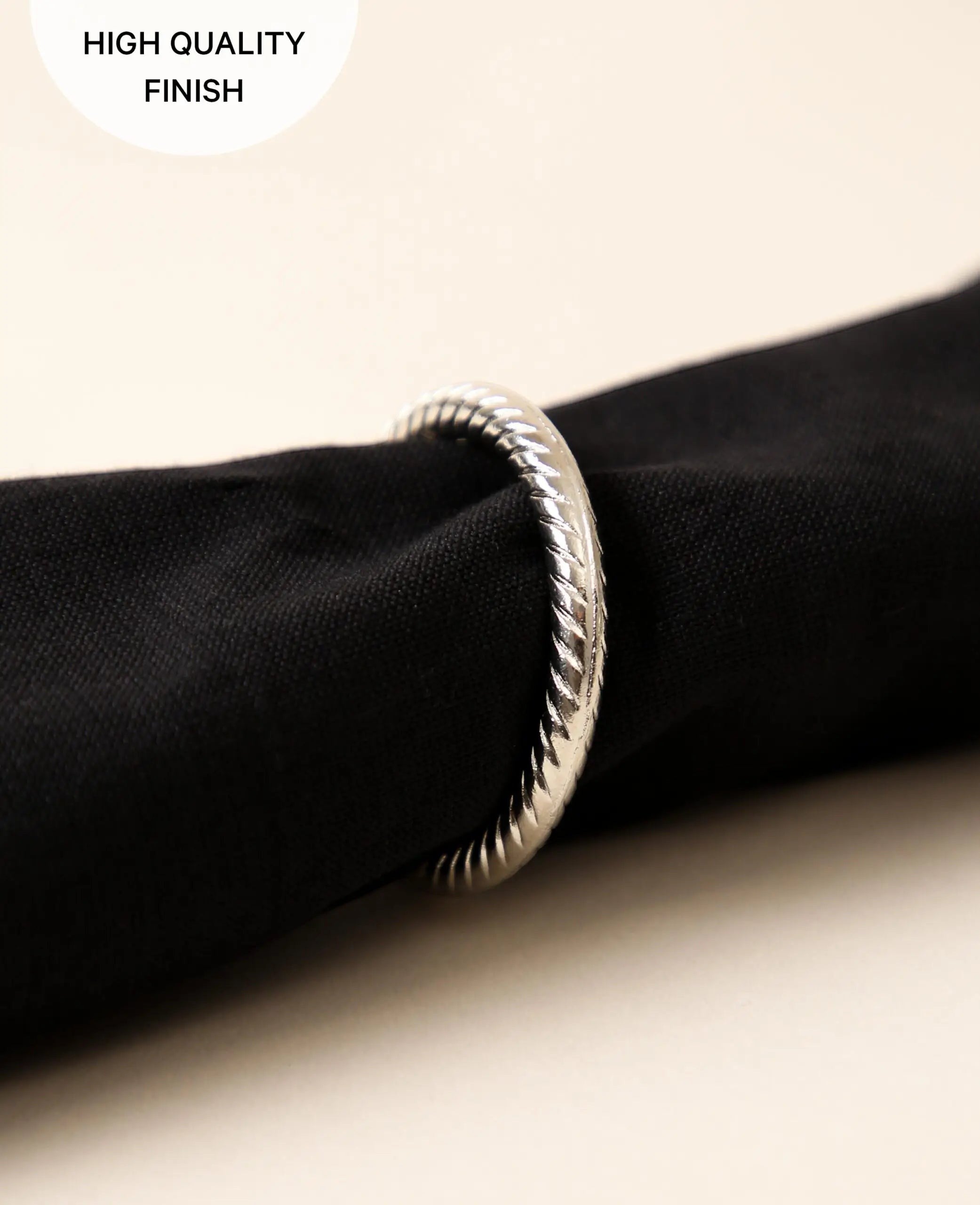 Minimalistischer, schmaler Serviettenring aus Metall mit Rillen für Stoffservietten, Ø 4.5 cm, Silber