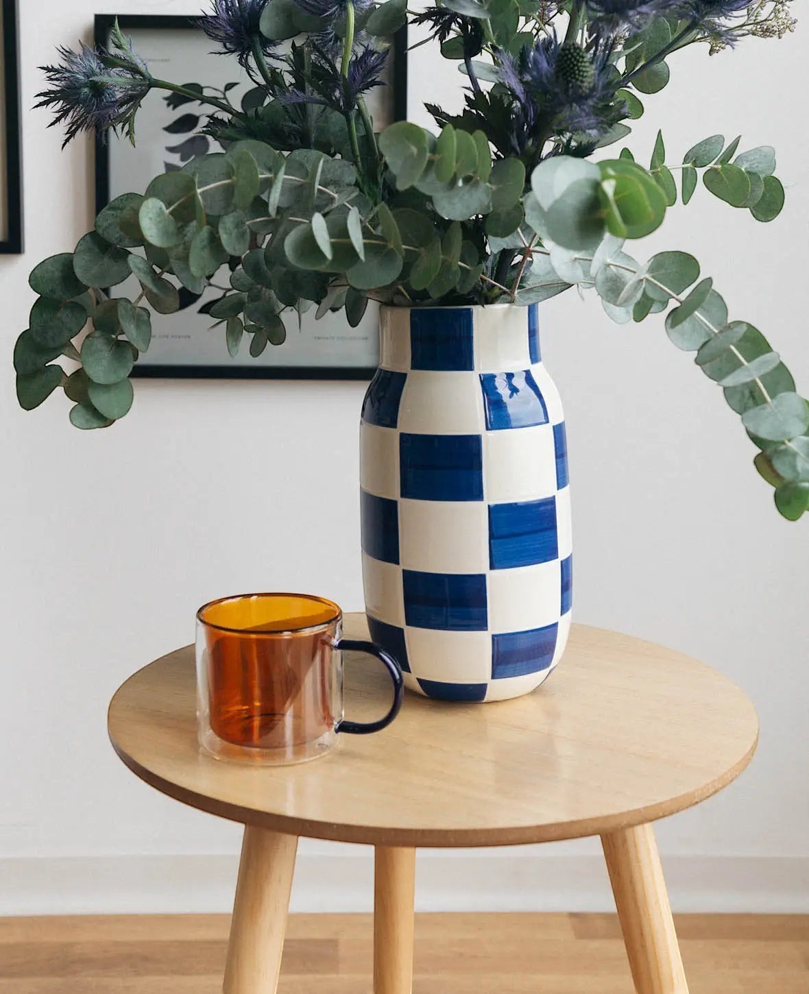 Doppelwandiges Teeglas / Tasse "Lenn", mit blauem Griff, in bernsteinfarben/amber, 250ml