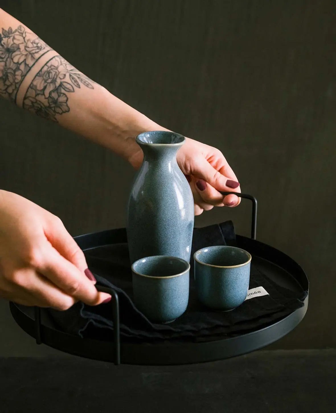 Blau-grau glasiertes Keramik Sake Set "Tsuki" mit Krug und 4 Bechern 3 dl / 50 ml