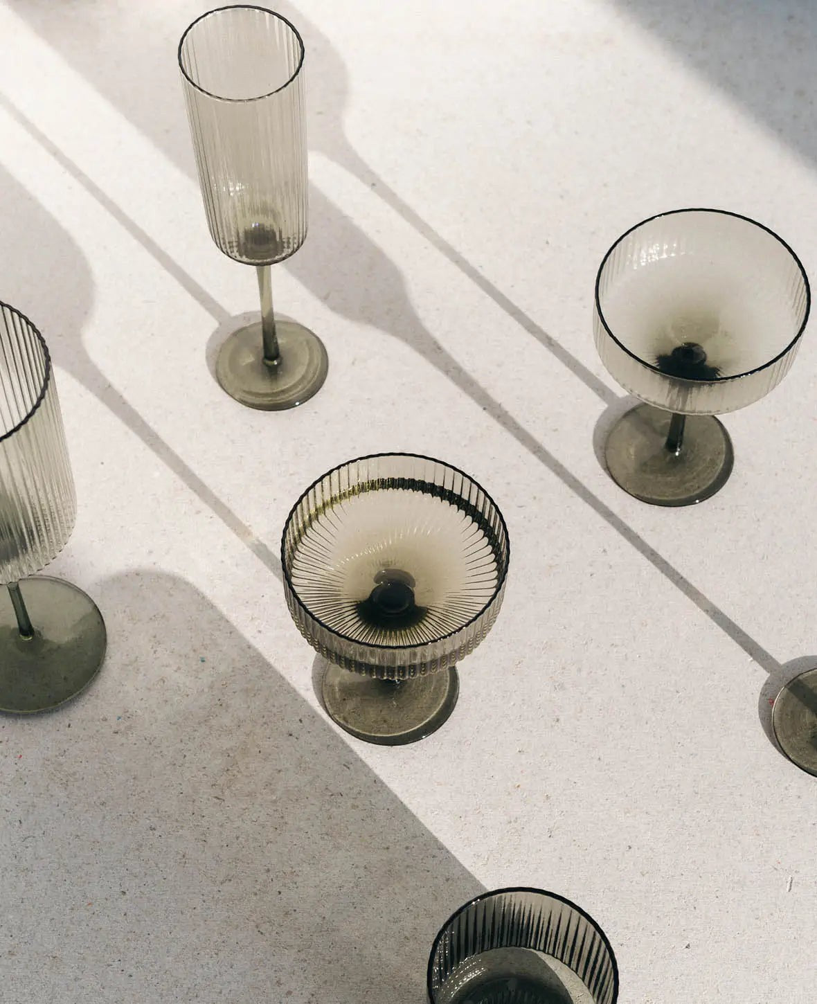 2er Set Champagner / Martini Gläser "Oskar", aus grauem Glas mit Rillenstruktur, Ø 10 cm, 270 ml