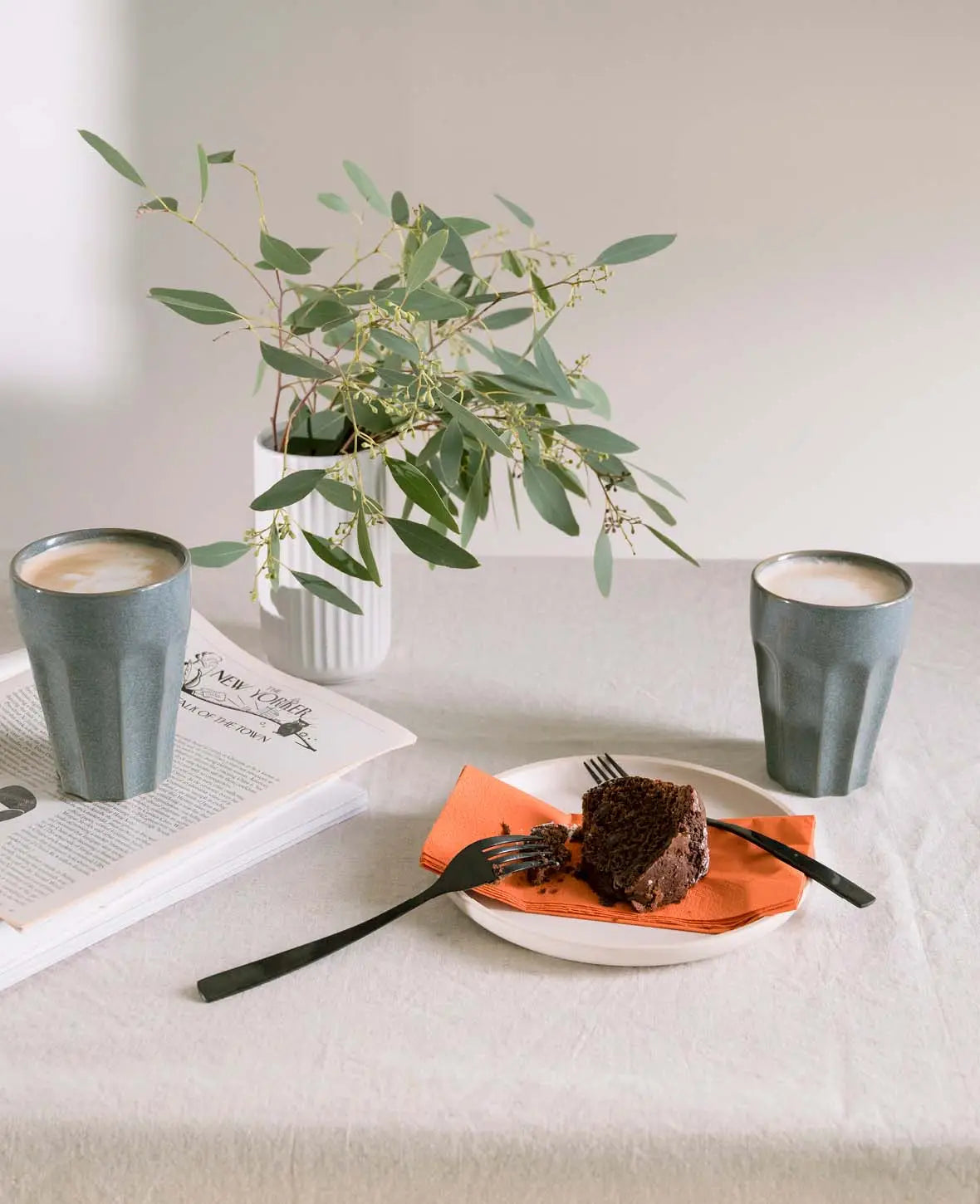 Handglasierte Tasse aus Steingut / Macchiatotasse in blau-grau, 330 ml, H 12.5 cm x Ø 9 cm