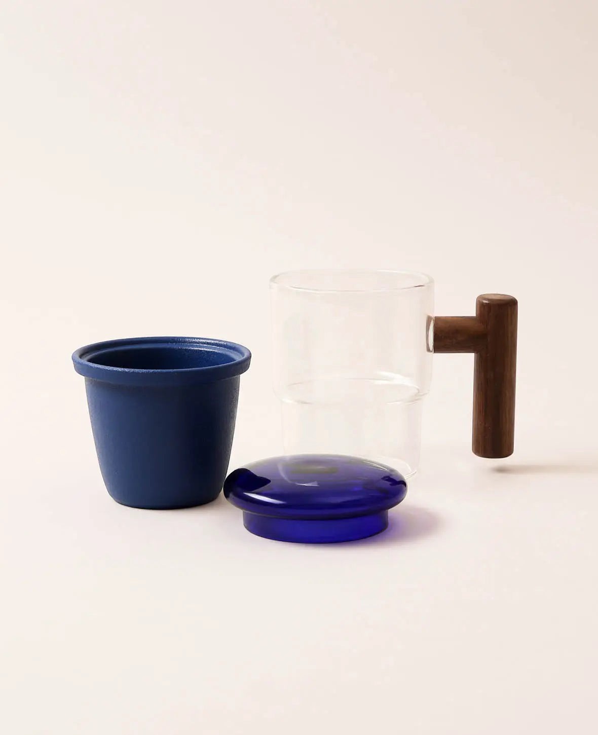 Teeglas / Tasse "Miro" mit blauem Teesieb und edlem Griff aus Walnussholz, 350ml