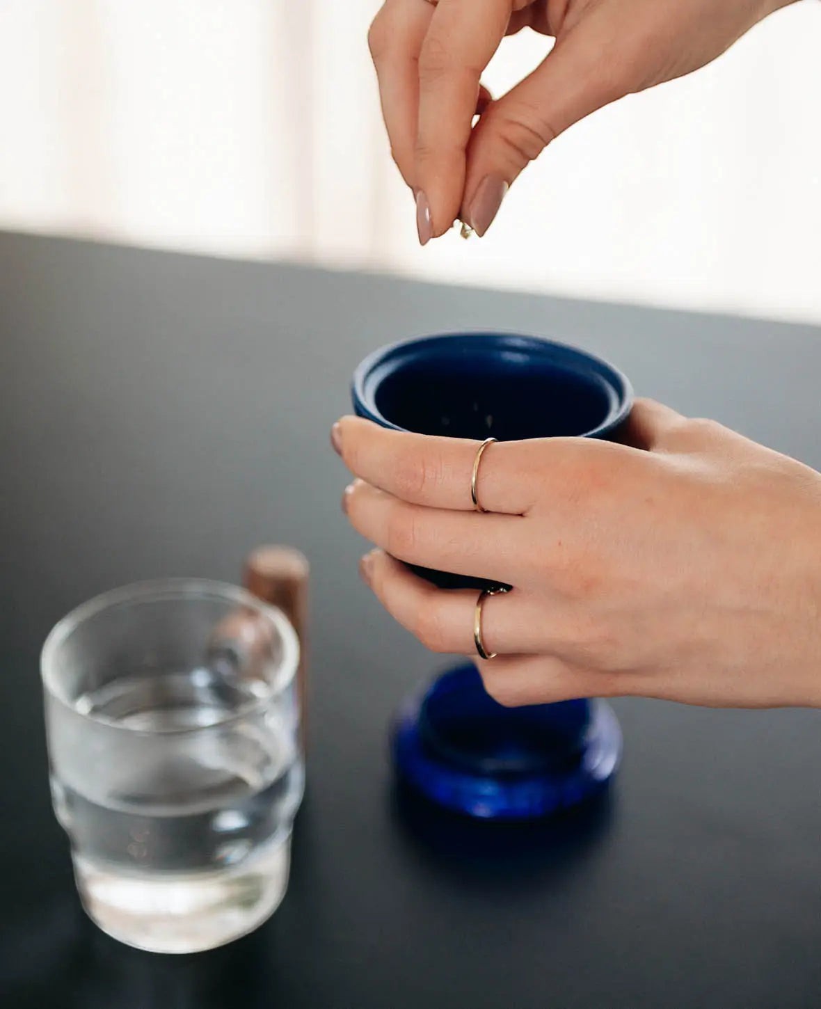 Teeglas / Tasse "Miro" mit blauem Teesieb und edlem Griff aus Walnussholz, 350ml