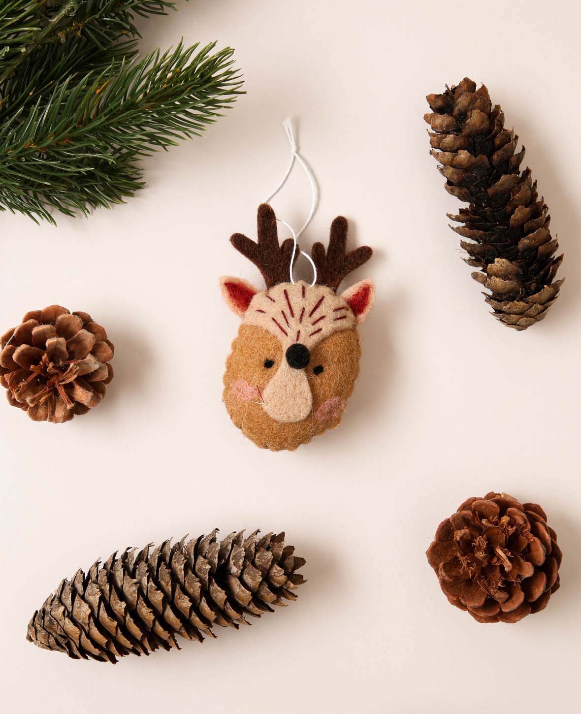Rentier Weihnachtsschmuck zum Aufhängen, aus recycelten Materialien