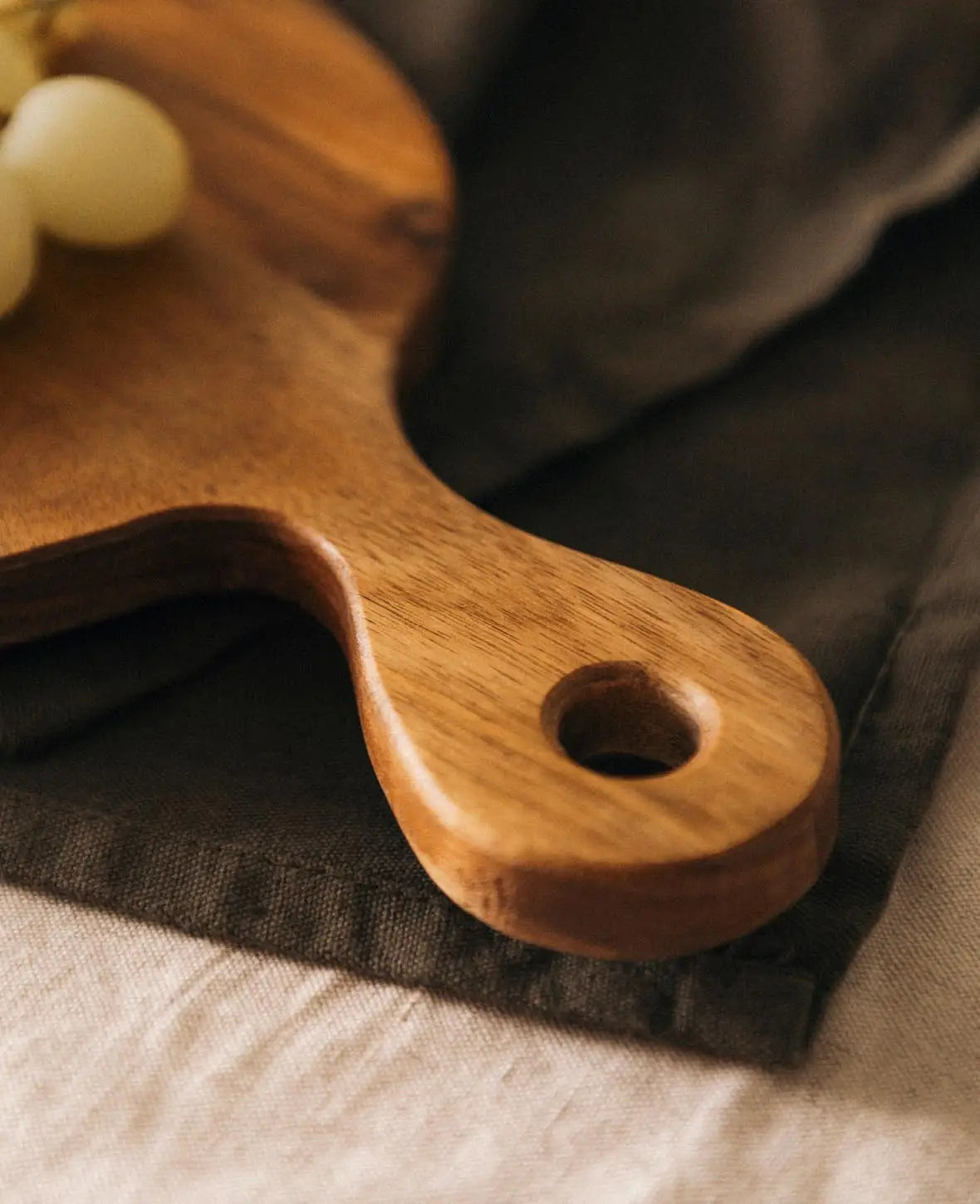 Ovales Holzbrett / Schneidebrett aus Akazienholz mit Griff, 45 cm x 19 cm