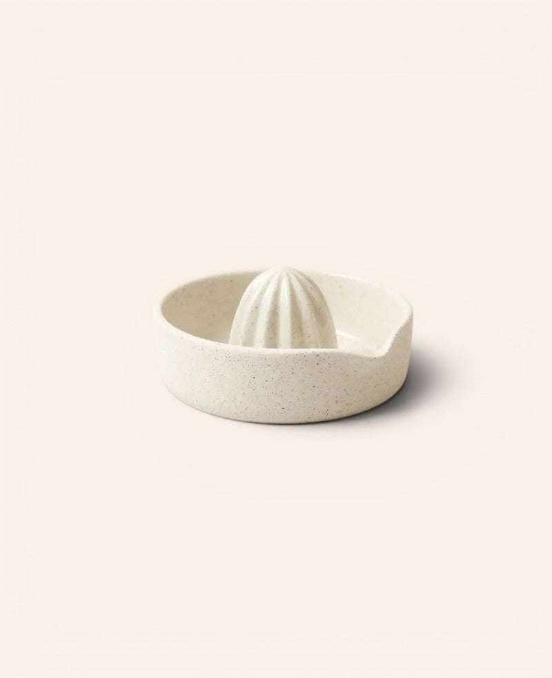 Saftpresse / Zitruspresse aus Keramik, beige mit schwarzen Sprenkeln und glasierter Innenseite, Ø 13.5 cm