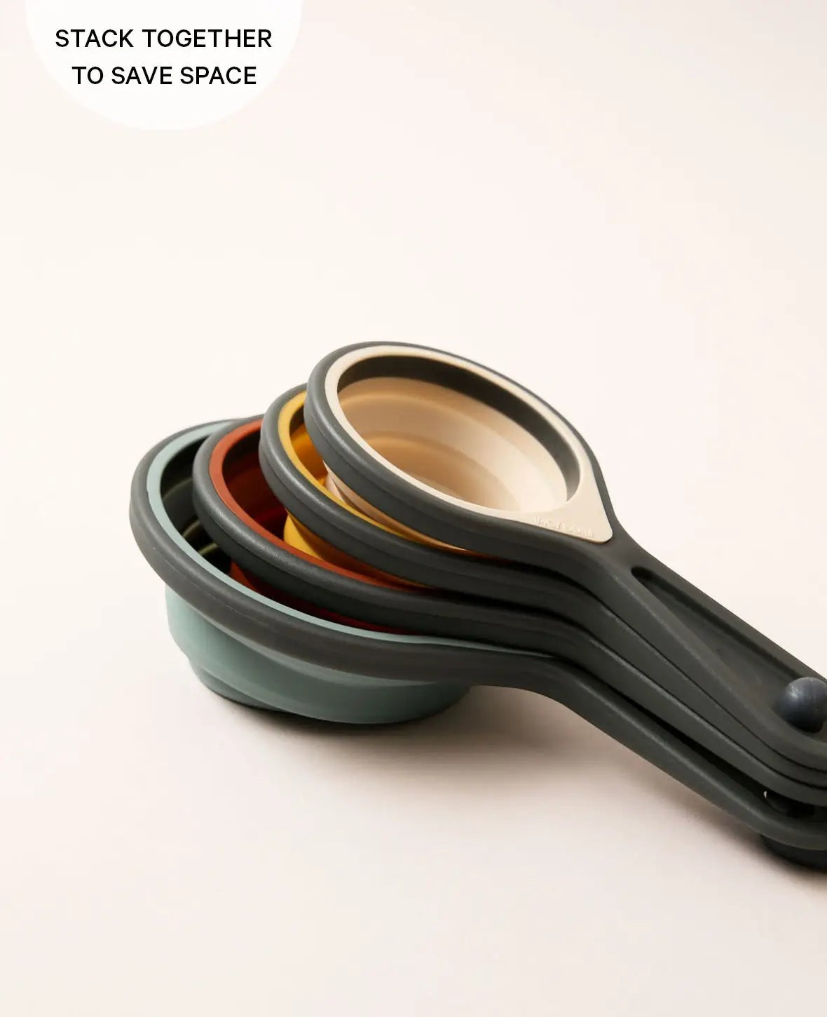 4 in 1 Cup Messbecher Set aus grauem Silikon mit farbiger Innenseite