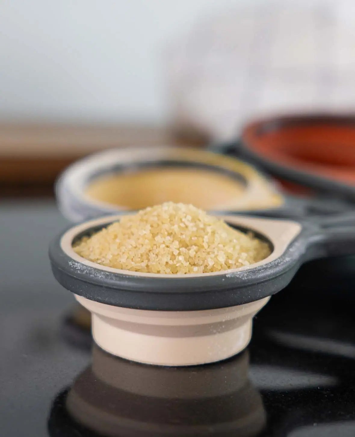 4 in 1 Cup Messbecher Set aus grauem Silikon mit farbiger Innenseite