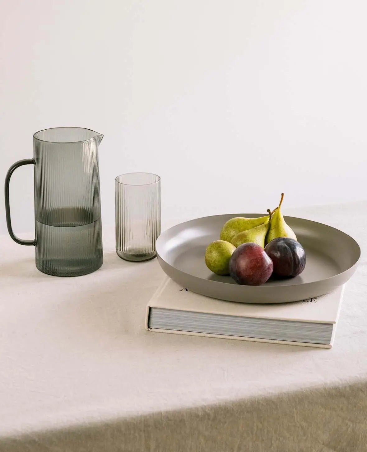 Rundes Serviertablett / Dekotablett aus taupe-farbenem Metall, Ø 30.5 cm