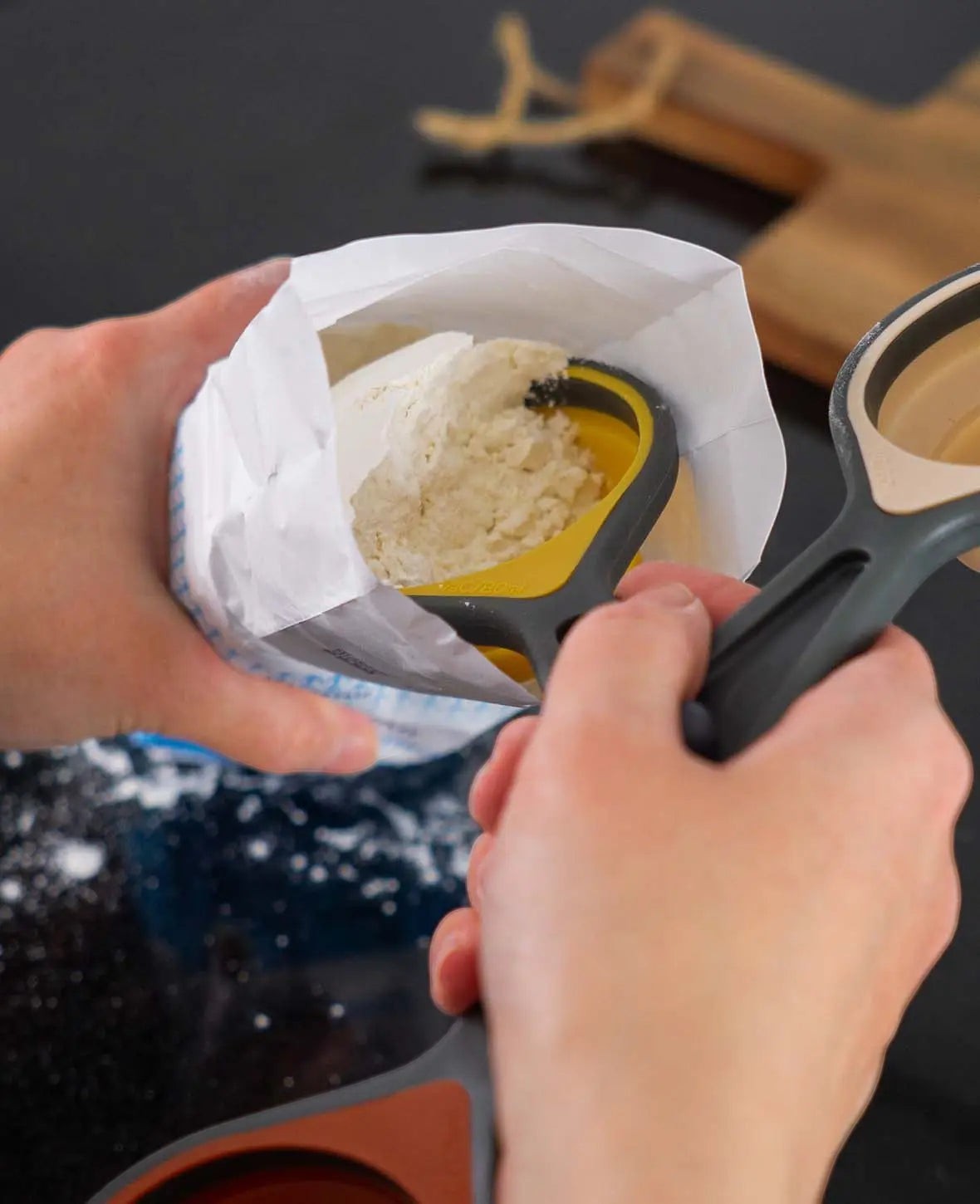 4 in 1 Cup Messbecher Set aus grauem Silikon mit farbiger Innenseite
