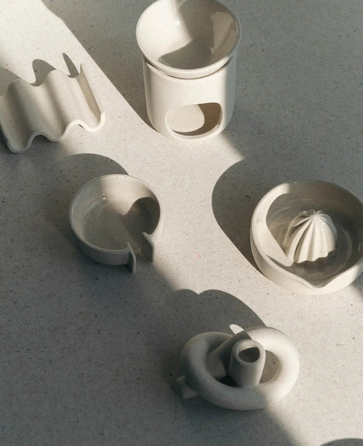 Saftpresse / Zitruspresse aus Keramik, beige mit schwarzen Sprenkeln und glasierter Innenseite, Ø 13.5 cm