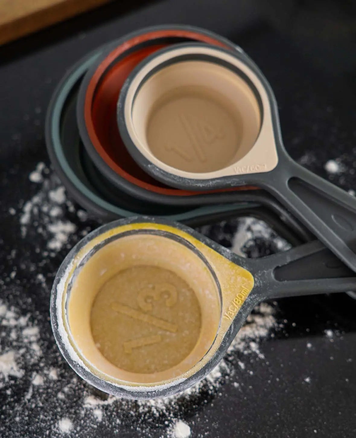 4 in 1 Cup Messbecher Set aus grauem Silikon mit farbiger Innenseite