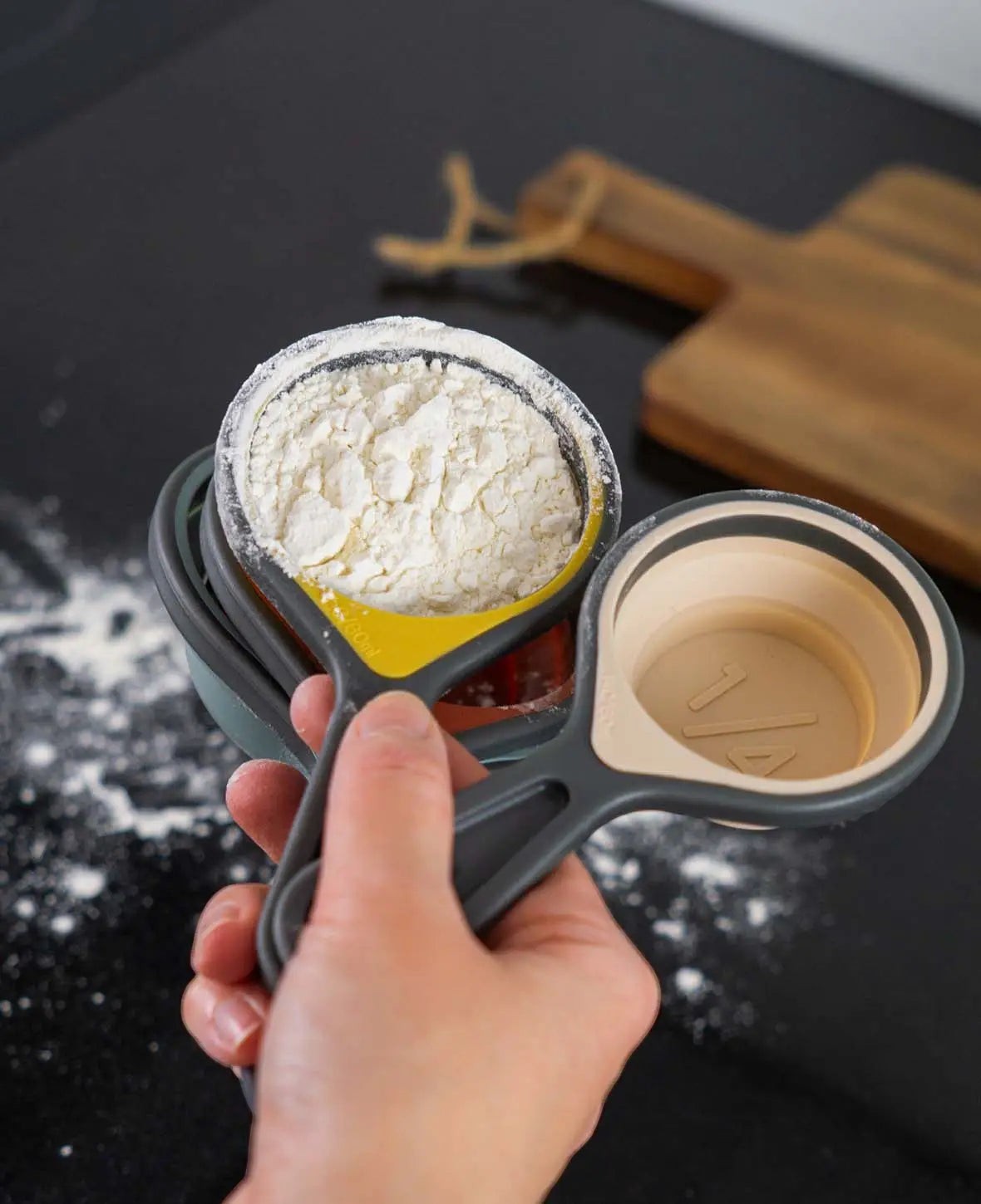 4 in 1 Cup Messbecher Set aus grauem Silikon mit farbiger Innenseite