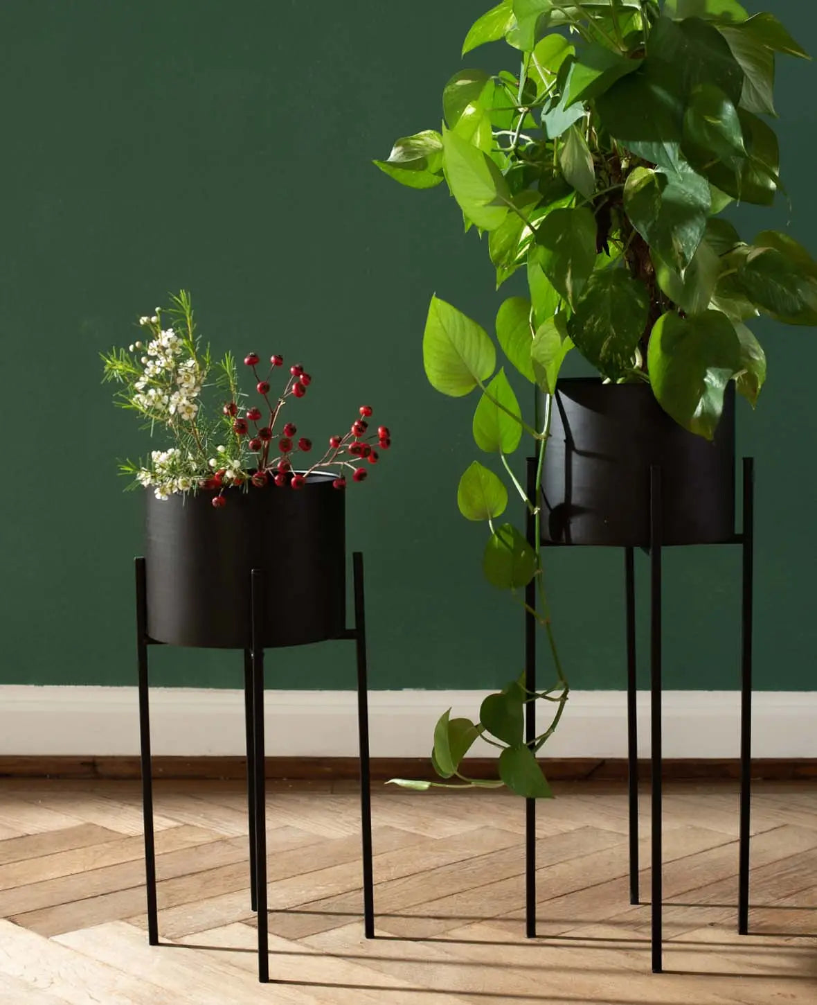Stehtopf / Blumentopf mit Beinen aus Metall, matt schwarz, 62 cm