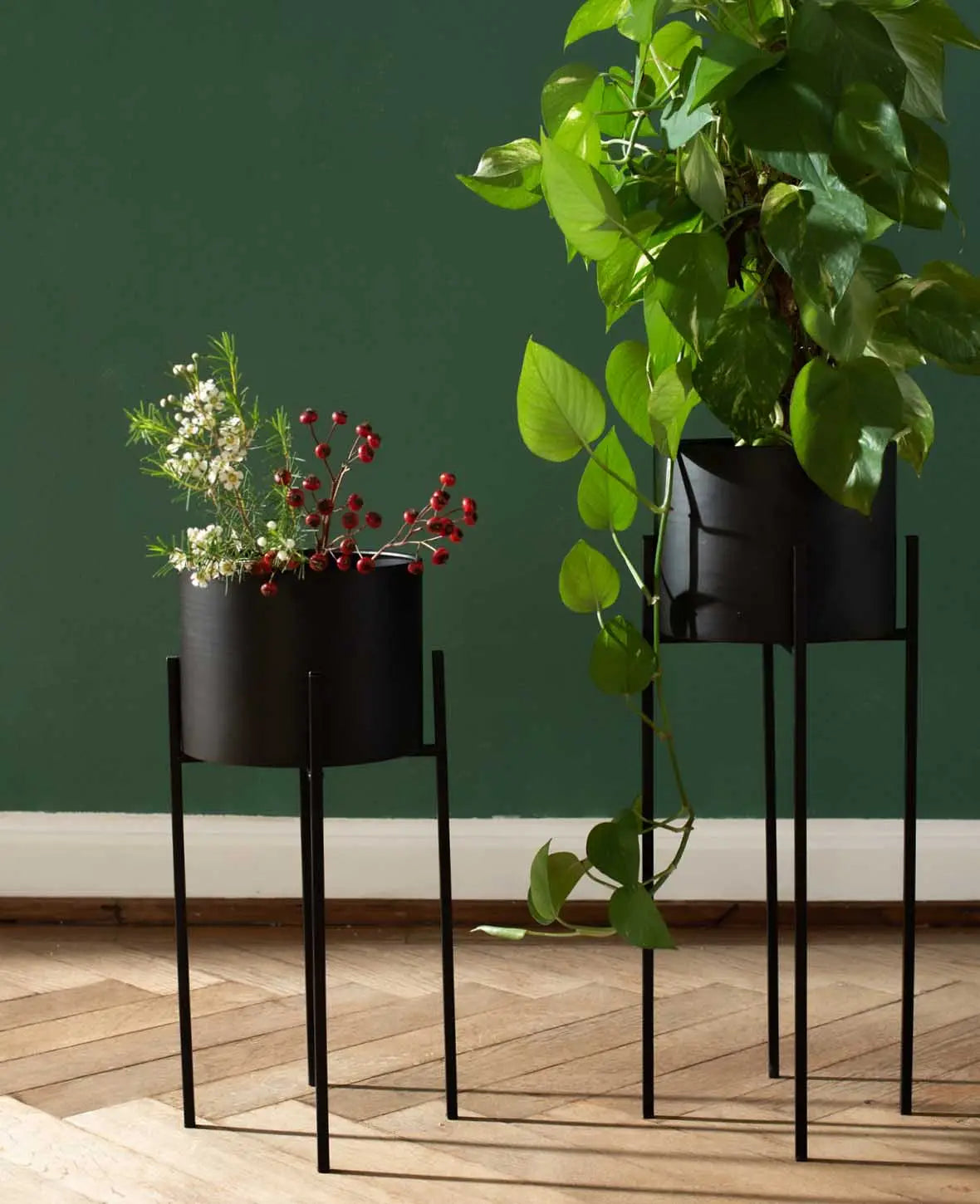 Stehtopf / Blumentopf mit Beinen aus Metall, matt schwarz, 52 cm