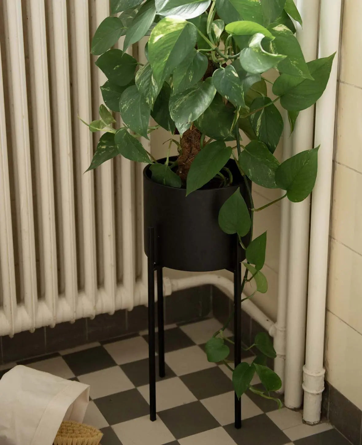 Stehtopf / Blumentopf mit Beinen aus Metall, matt schwarz, 52 cm