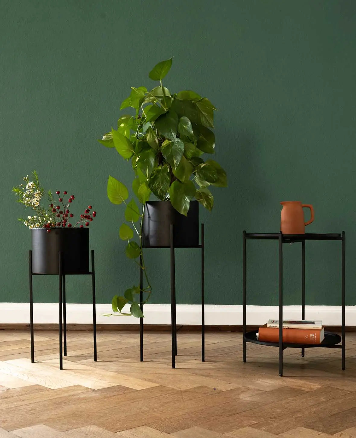Stehtopf / Blumentopf mit Beinen aus Metall, matt schwarz, 52 cm